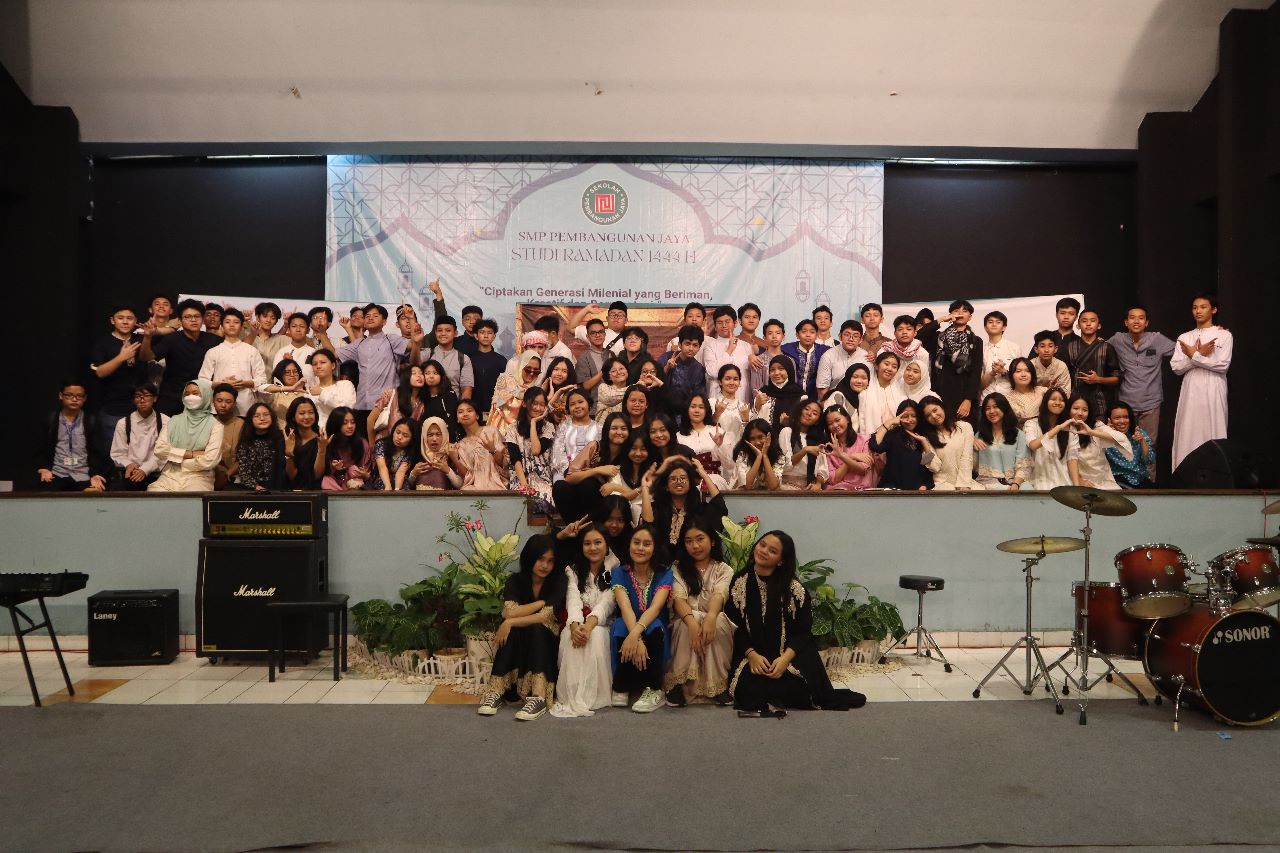 graduation-SMP-Pembangunan-Jaya-Bintaro-10.jpg