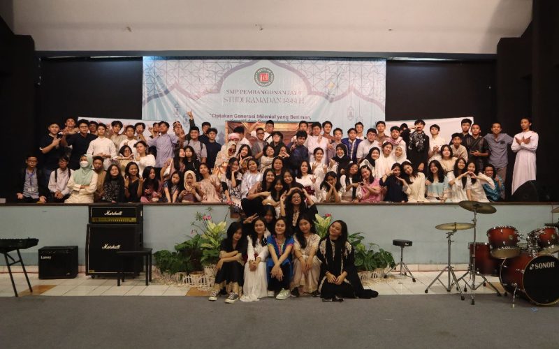 graduation-SMP-Pembangunan-Jaya-Bintaro-10.jpg